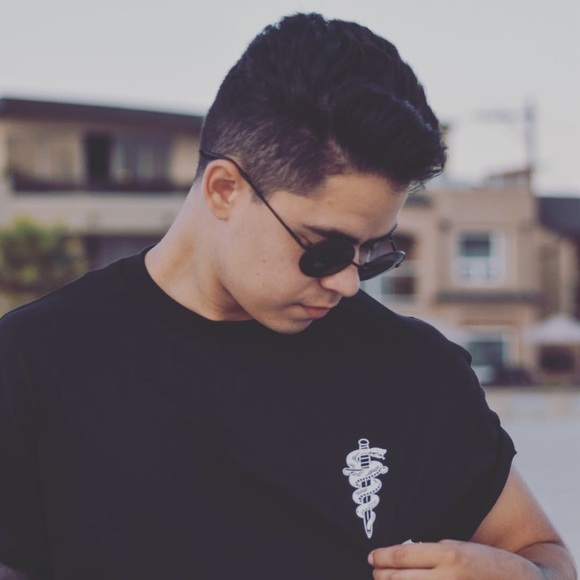 SNAKES & FAKES TEE - Picture 3 of 5